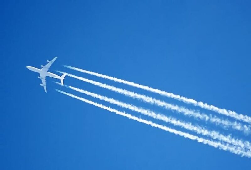 Planes flying in the sky Description automatically generated with low confidence